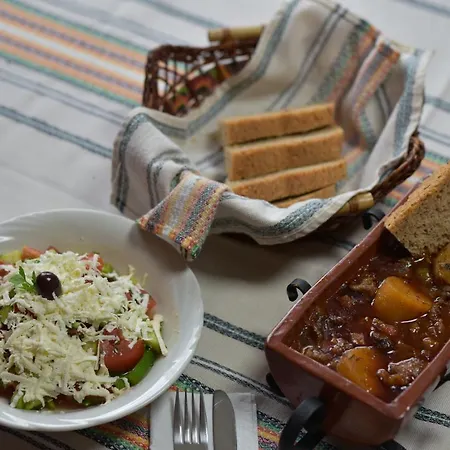 Хотел семеен балканъ-априлци