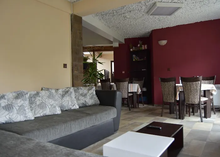 酒店 семеен балканъ-априлци 阿普里尔齐